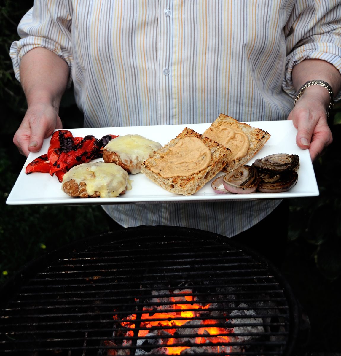 Turkey Burgers With Cheddar And Smoked Paprika Mayo – Oracibo